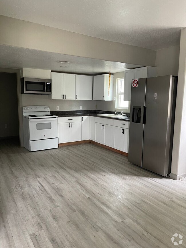Building Photo - 3 Bedroom Home - Exeter