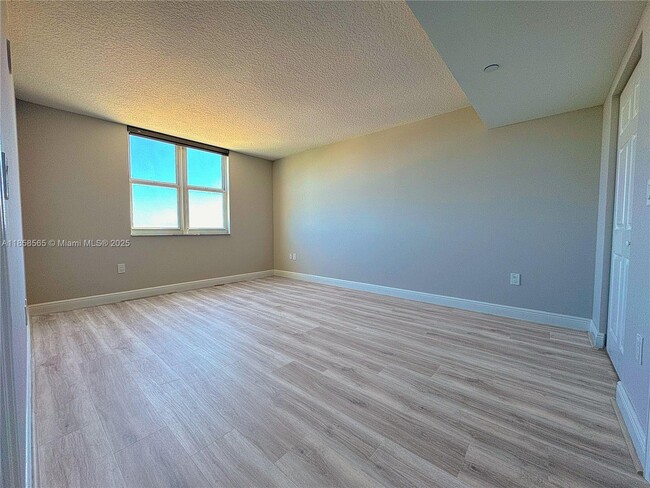 Photo - 3000 Coral Wy Unidad 816