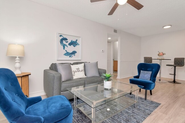 Building Photo - Ground Floor 1 BR + Den in Brandon with Resort Amenities Unit 103