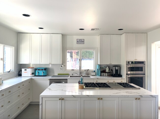 Photo - 2121 N Bronson Ave