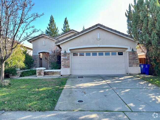 Building Photo - Four Bedroom Two Bathroom Home in Folsom