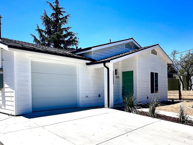 Photo - 1675 University Dr