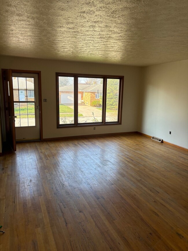 Photo - 2921 Woodlawn Dr