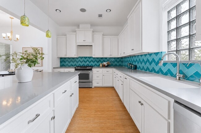 Photo - 1121 Moy St