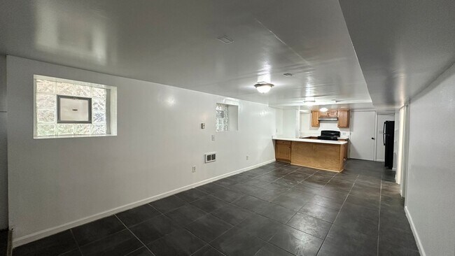 Photo - 5830 N Artesian Ave Unidad G