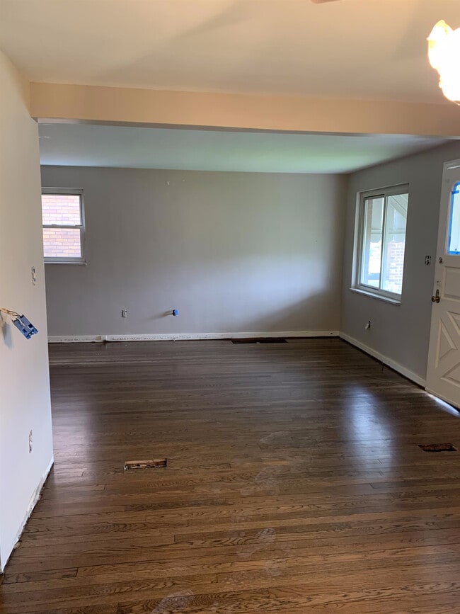 Photo - 7467 Church St