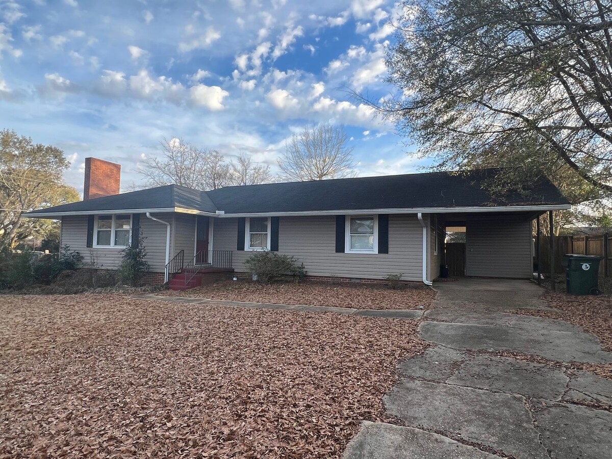 2 miles from the University of Alabama (4 ... - 2 miles from the University of Alabama (4 ... House