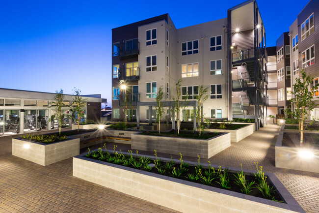 Courtyard - Viewpoint Apartments