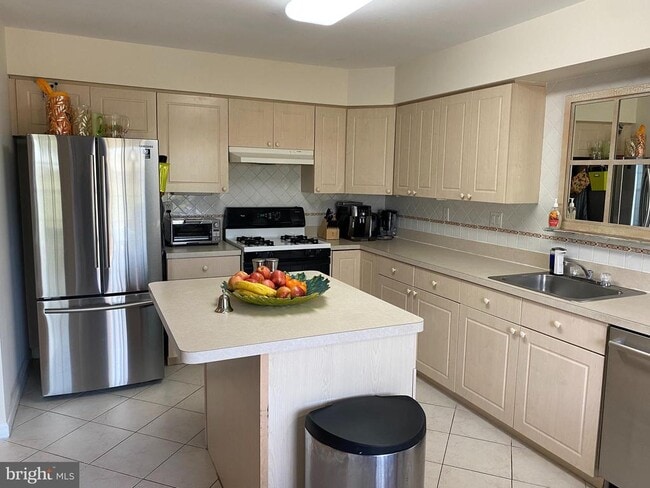 Photo - 202 Oaktree Ct