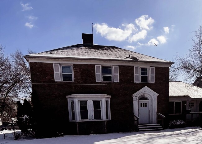 Building Photo - 560 Front St Rental