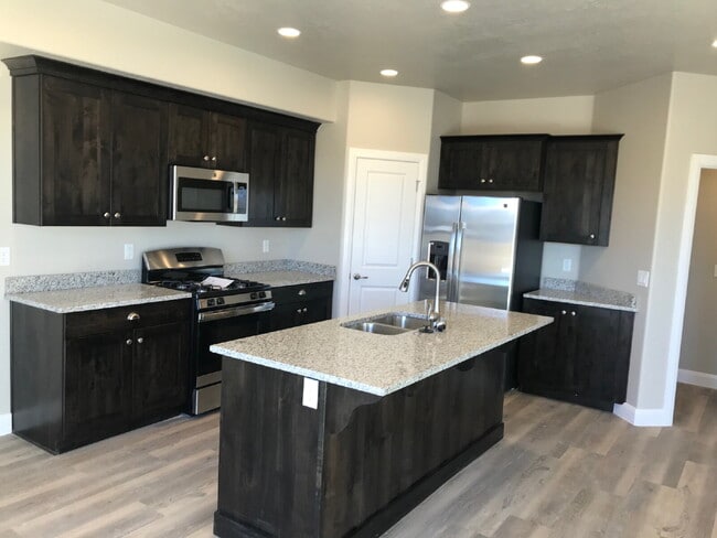Building Photo - "Spacious 4-Bedroom Townhouse in Hurricane... Unit 104