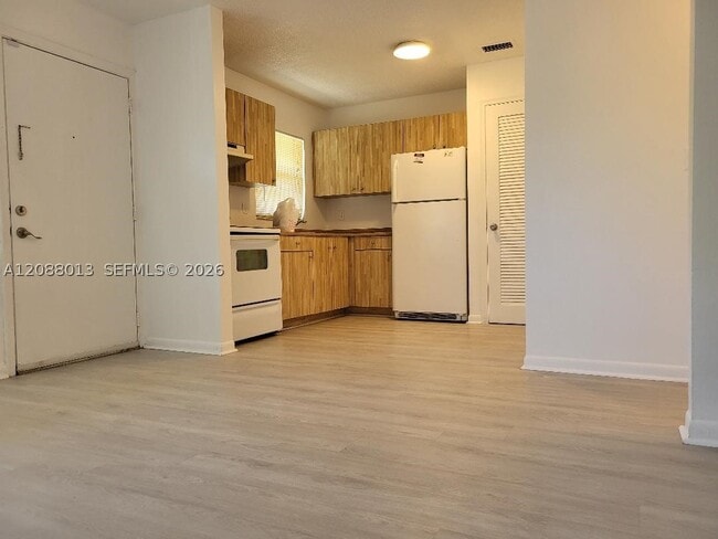 Building Photo - 5156 NE 6th Ave Unit 219