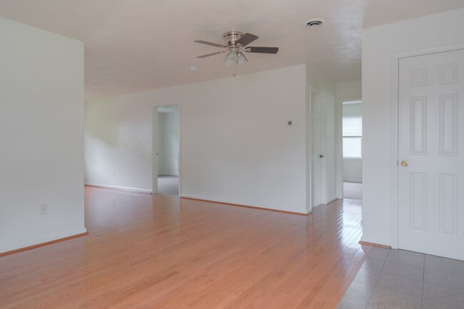 Photo - 907 Giles Rd