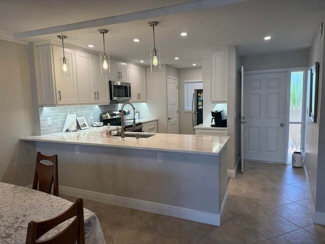Building Photo - 1523 E Hillsboro Blvd Unit 334