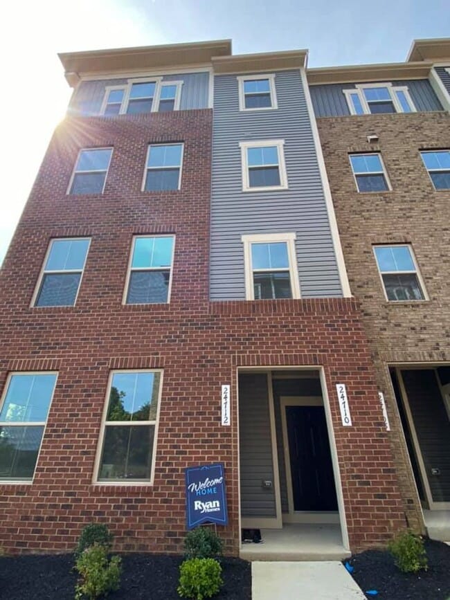 Building Photo - Immaculate & Stunning 3 Bedroom 2.5 Bathro...