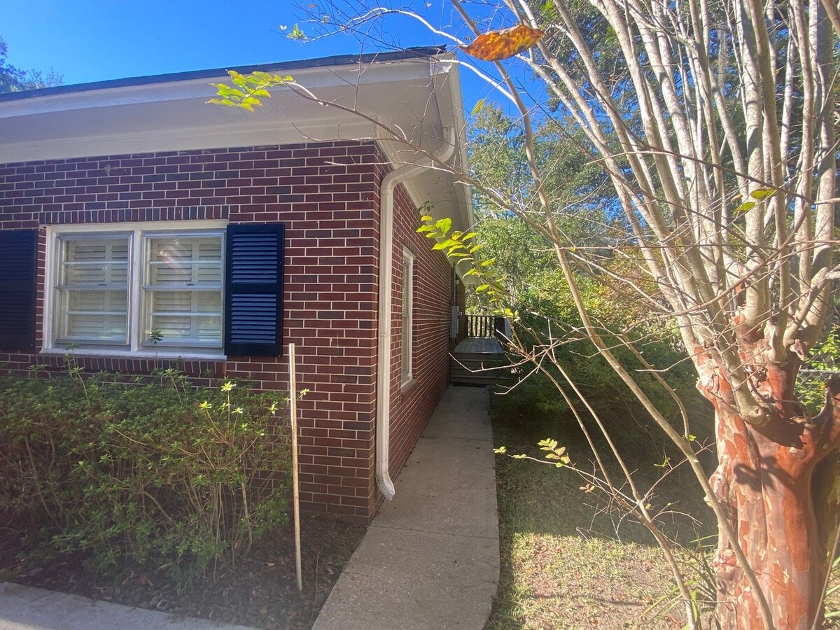 Photo - For Rent – 3 Bed / 2.5 Bath Home | $1,400/month  Recently updated and move-in ready 3-bedroom, 2....