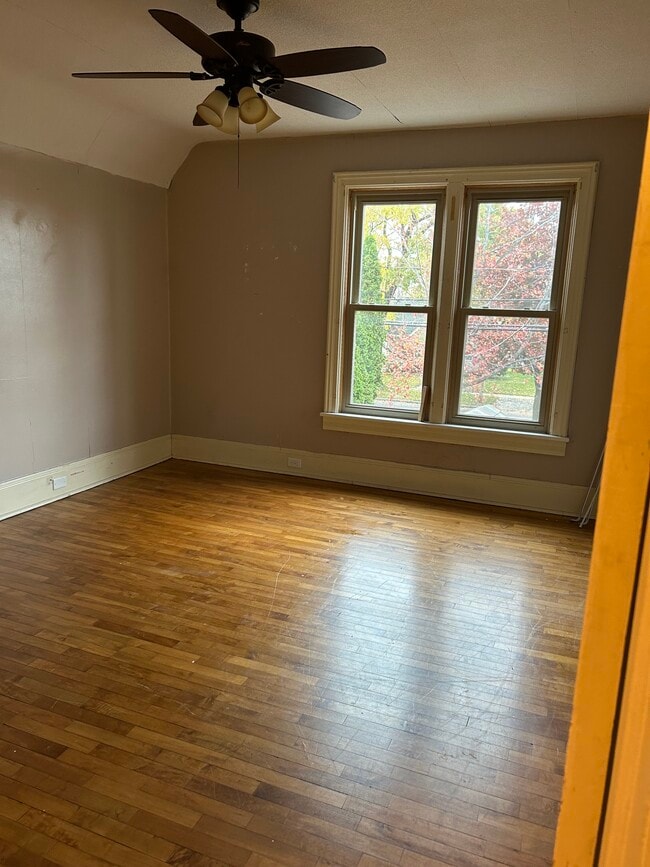 Building Photo - 417 Nicolet Blvd Unit Upper