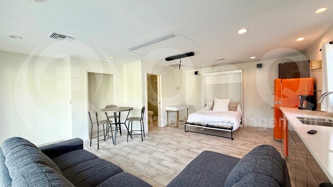 Building Photo - 3429 E Coolidge St