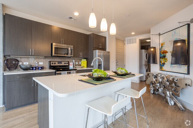 1BR, 1BA - 867SF