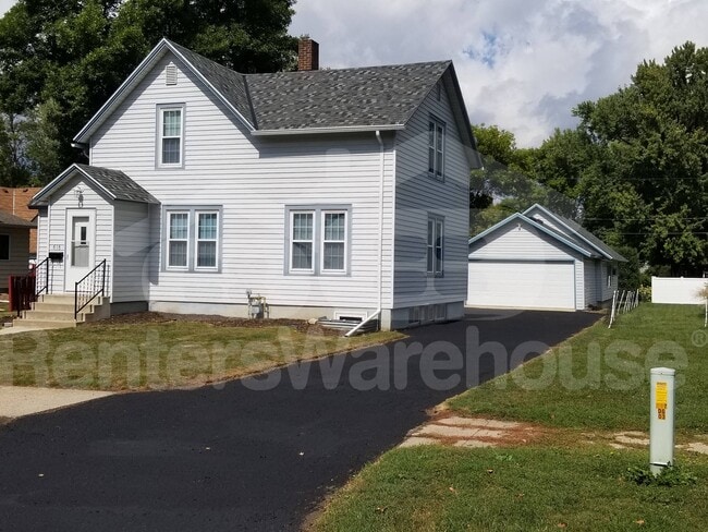 Building Photo - 616 2nd St NE