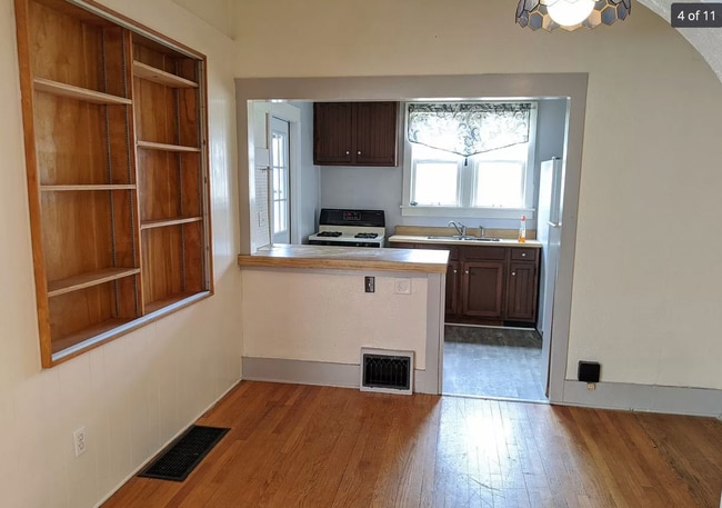 Photo - 816 W Grand Ave