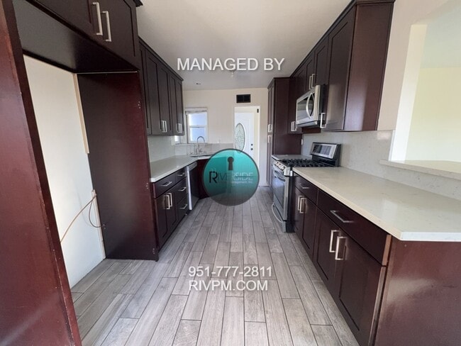 Photo - Great commuter location!