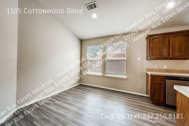 1105 W Cottonwood Dr