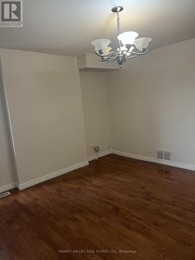 Photo - 916 Bloor St W