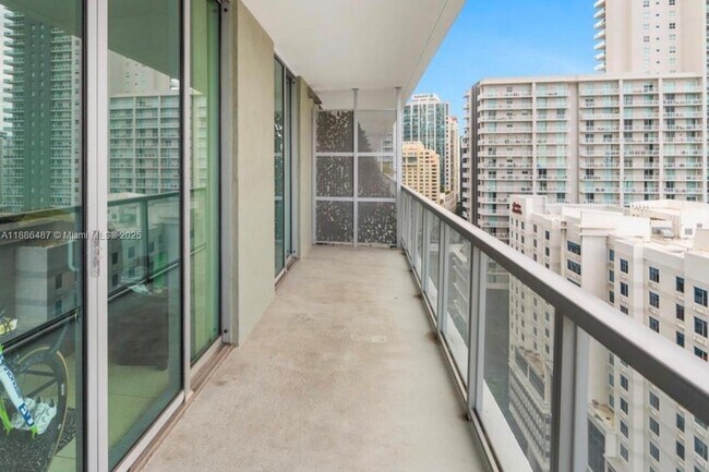 Photo - 79 SW 12th St Unidad 2102-S