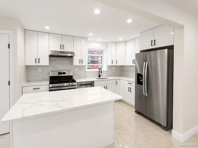 Building Photo - 165-15 65th Ave Unit 2 FL