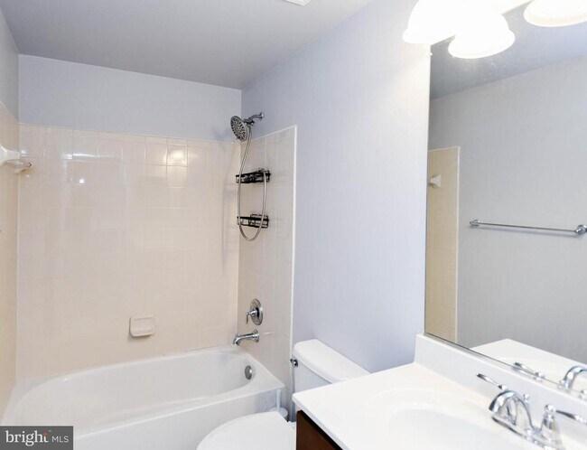 Photo - 608 Parkside Pl NE