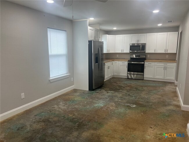 Photo - 661 W Austin St