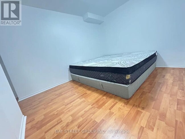 Photo - 22 Cardwell Av.