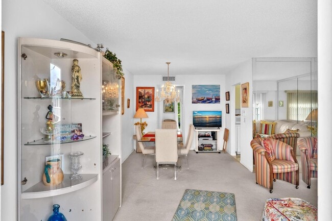 Photo - 576 Fanshaw N Unit 576