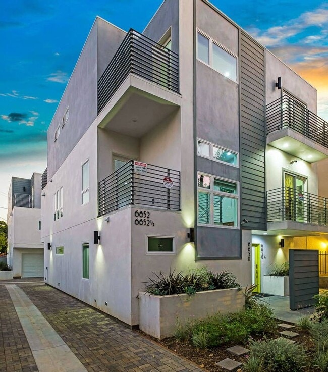 Building Photo - 3 Bed Modern Townhome + 2-Car Private Garage Unit #6650 1/2