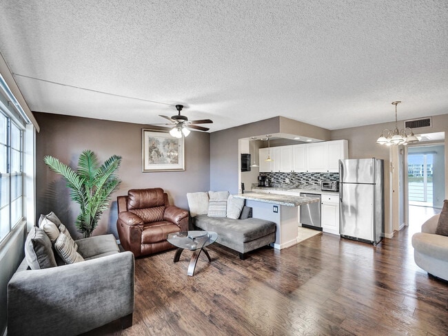 Photo - 3014 Cornwall A