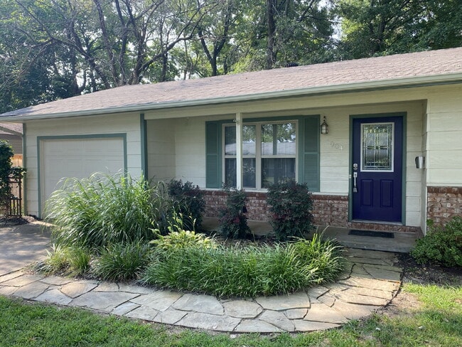 Building Photo - 1004 SE 4th St