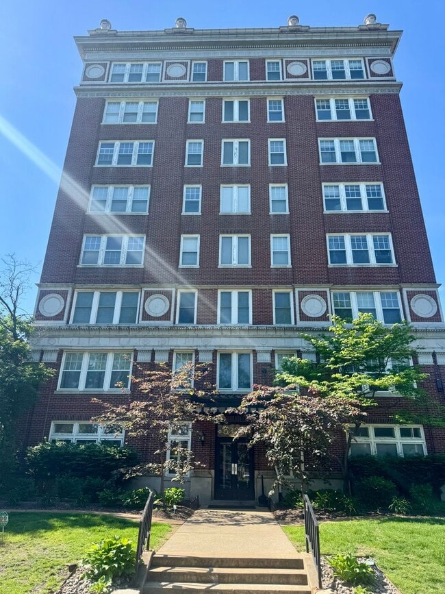 Building Photo - 5330 Pershing Ave Unit 304