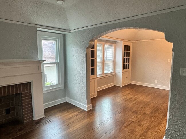 Building Photo - 963 N 70th St Unit Upper