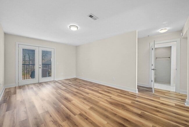 Building Photo - Beautiful 2 Bedroom Condo For Rent Near APSU!