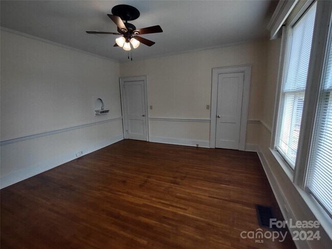 Photo - 476 Spring St SW