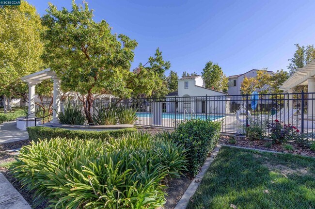Photo - 2000 Amaryllis Cir