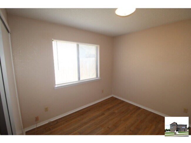 Photo - 1706 Wickfield Way