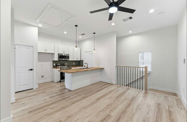 Photo - 7809 Dyer St