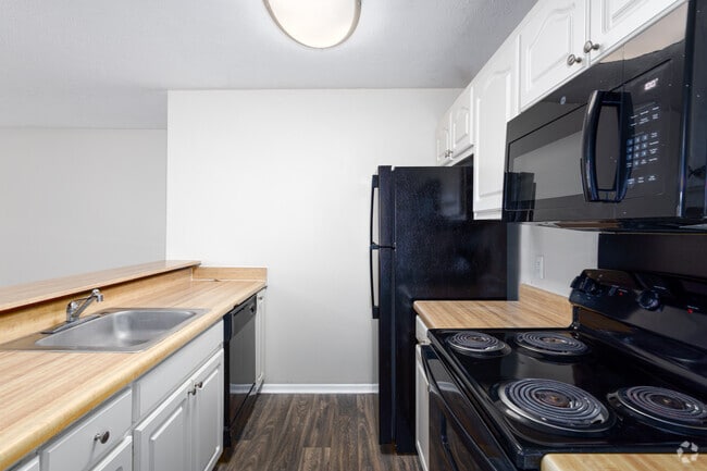 1BR, 1BA - 725SF - Kitchen