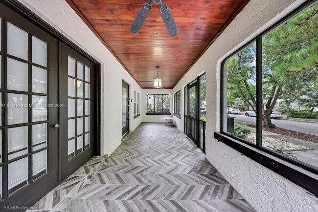 Photo - 46 NE 43rd St