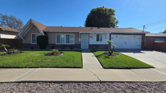 Building Photo - Spacious 3 bed 1 bath with a large backyard!