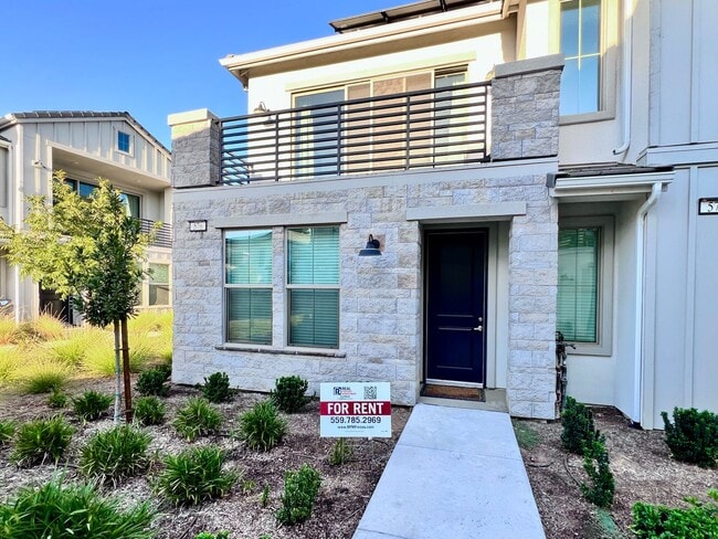 $2,395 Herndon & Peach, 2 Bedroom Townhous... - $2,395 Herndon & Peach, 2 Bedroom Townhous... House