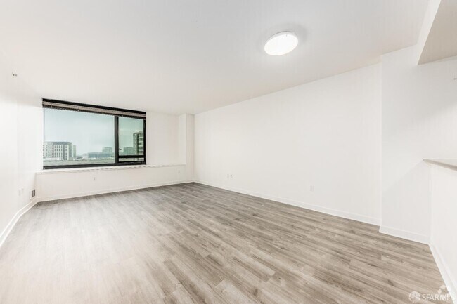 Building Photo - 250 King St Rental