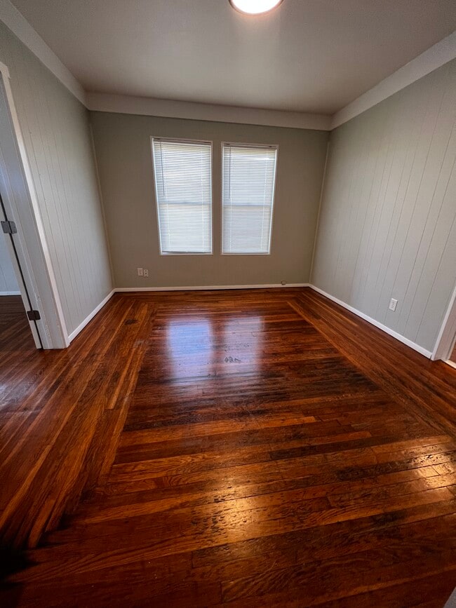 Living rm - 4414 Ivanhoe Ave Apartments Unit 3